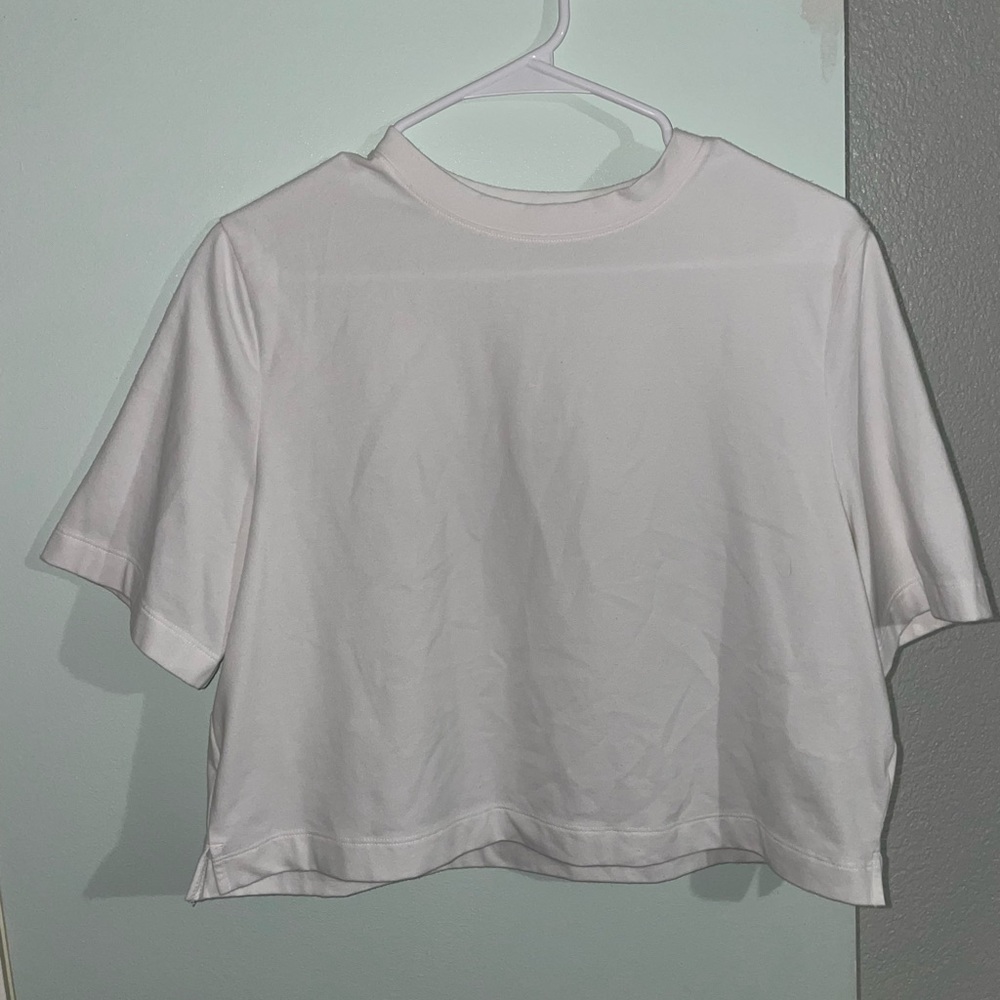 Cropped white tshirt